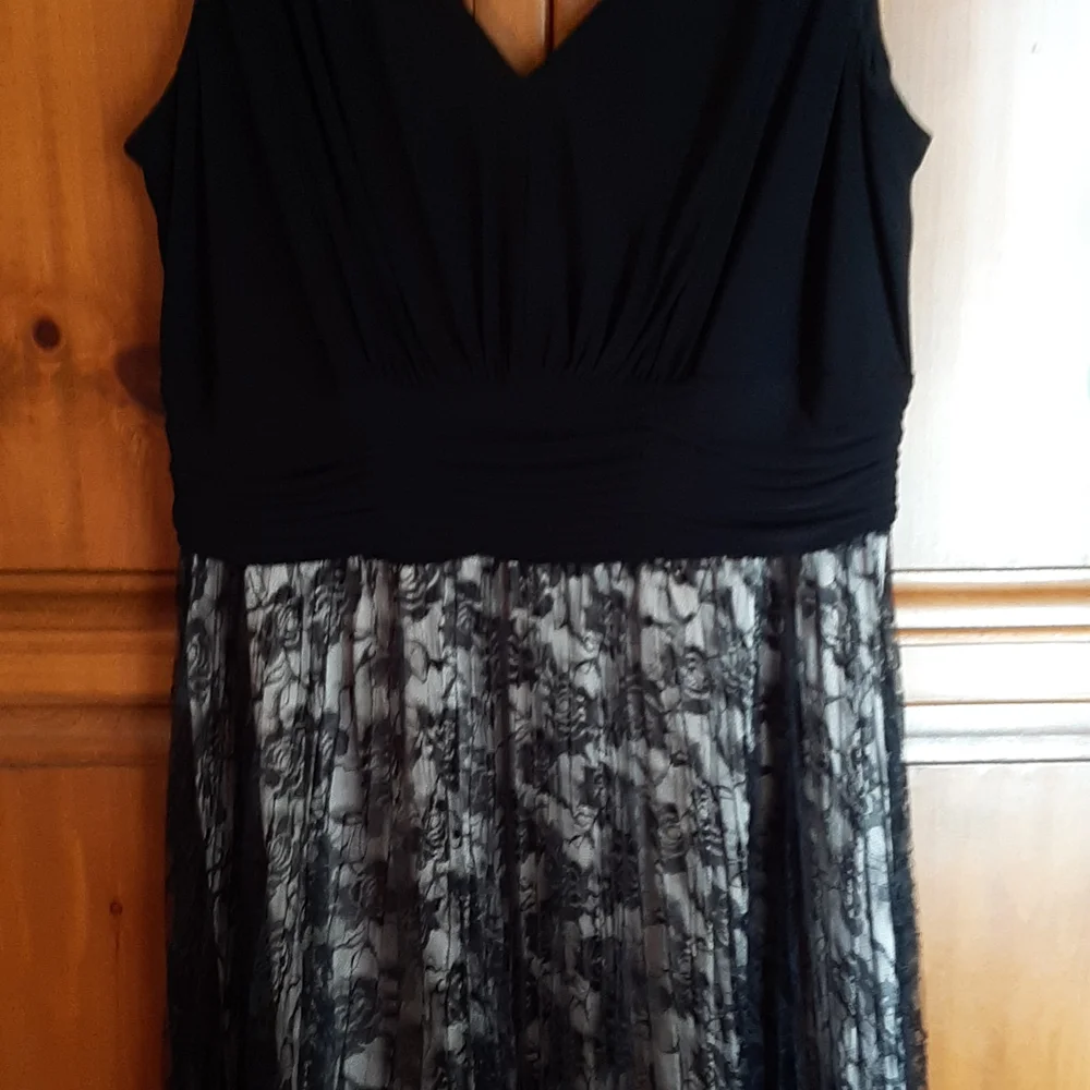 Dress - Picture 2 of 8